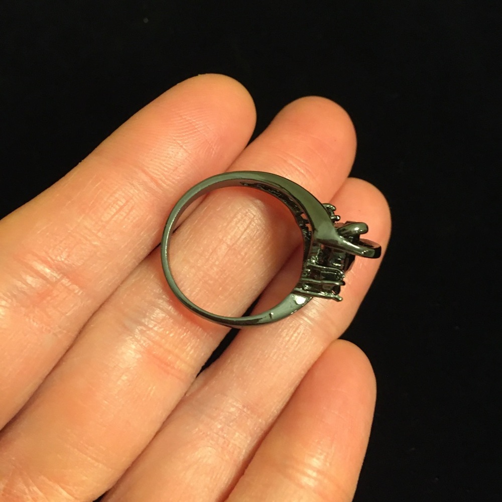 Gunmetal Silver and Black Faux Gemstone Ring - Picture 6 of 9